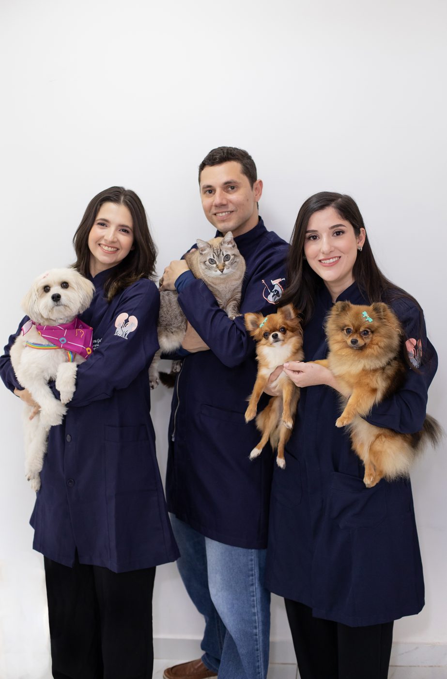 Equipe da CENUV com cães e gatos no colo