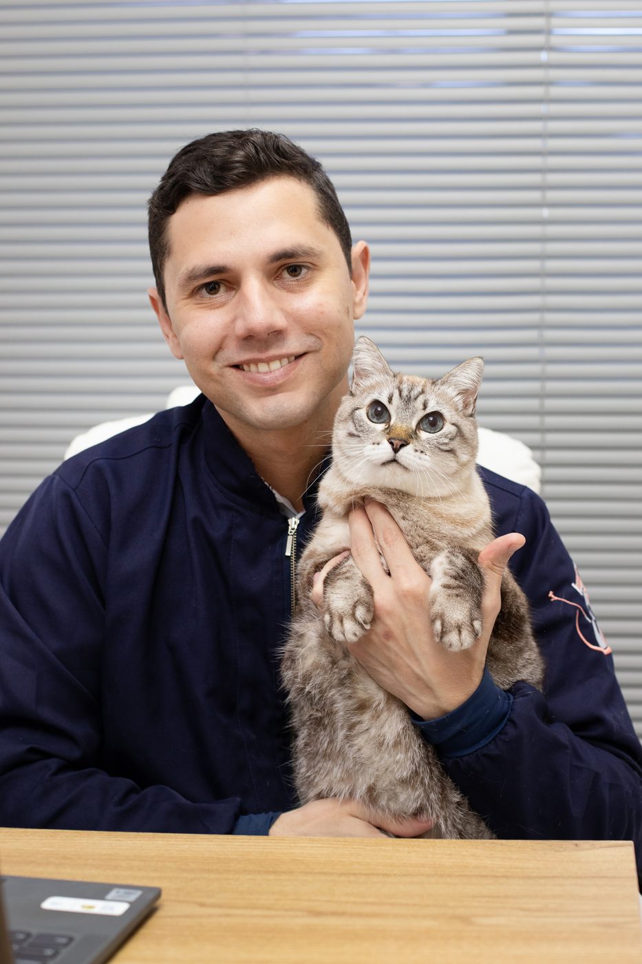Dr. Juliano Silotti com um gato no colo