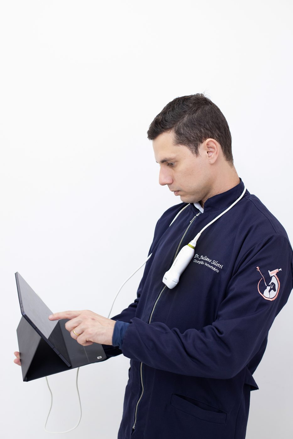 Dr. Juliano Silotti fazendo exame de ultrassom